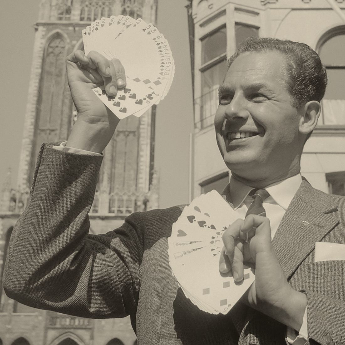 Fred Kaps abre dos abanicos de cartas en la calle, en Holanda