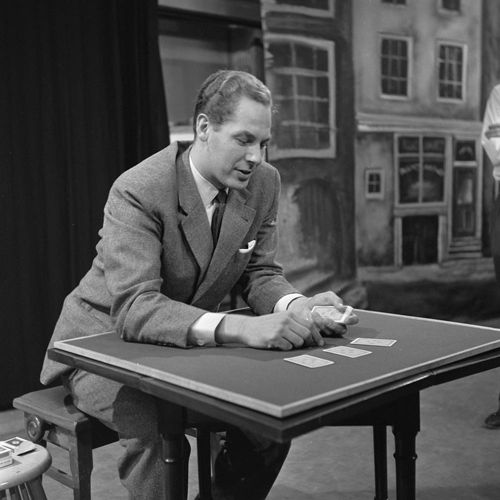 Fred Kaps en un plató de televisión, con cartas sobre el tapete