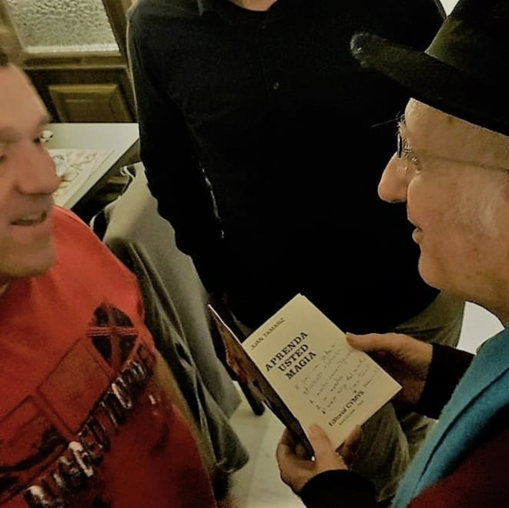 Rafa entrega a Juan Tamariz un ejemplar de Aprenda usted magia con una dedicatoria manuscrita