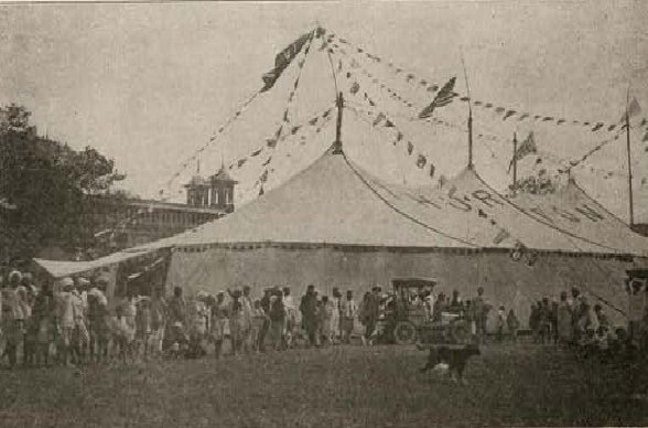 Fotografía de la gran carpa con banderines con la que Thurston recorrió la India, rodeada de público