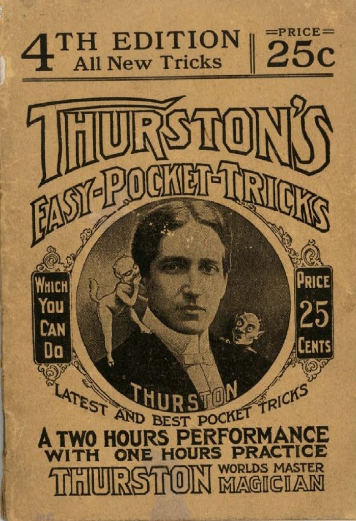 Portada del folleto Thurston's Easy Pocket Tricks, cuarta edición, 1915, con retrato de Howard Thurston y dos diablillos