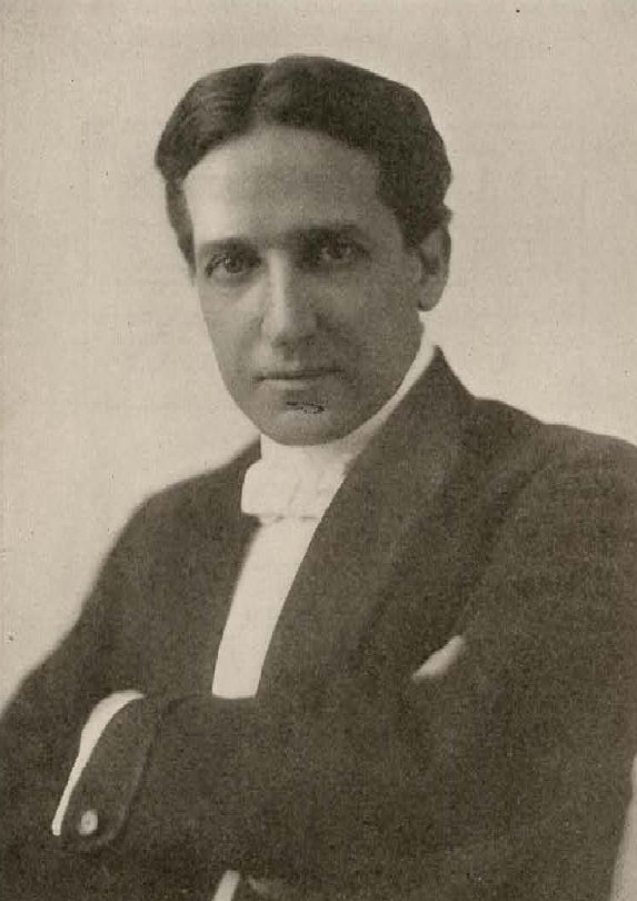 Retrato fotográfico de Howard Thurston con los brazos cruzados, publicado en el folleto de 1915